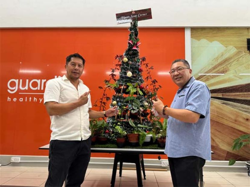古晋南市市长拿督黄鸿圣（右）为活动主持开幕礼时影。左为 Aeroville Mall有限公司董事甲必丹陈君义。