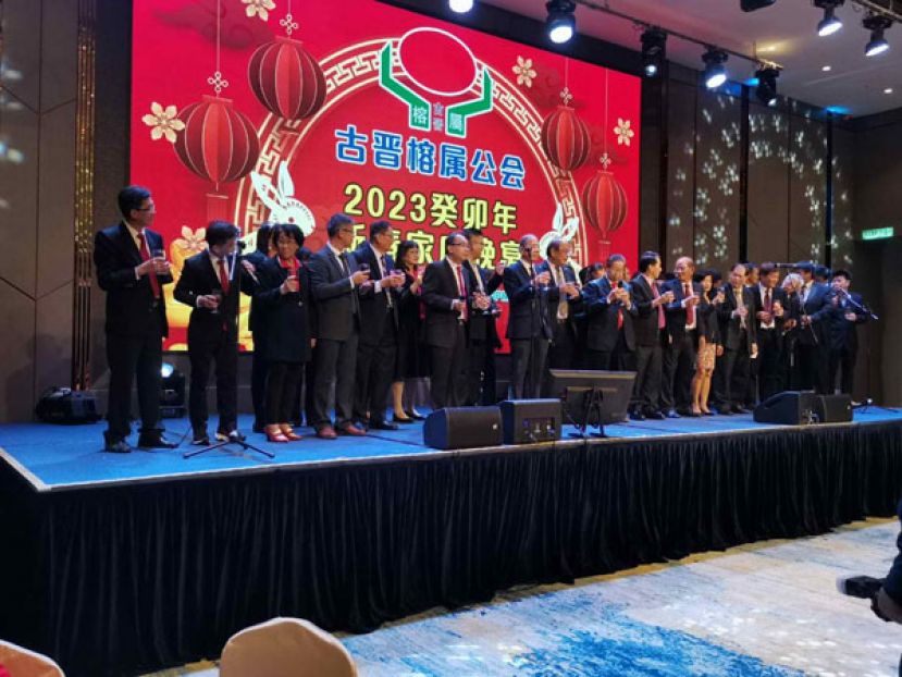 新届理事向来宾敬酒。