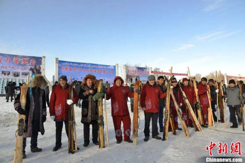 阿勒泰毛皮滑雪板，是阿勒泰人的祖先发明并传承下来的宝贵遗产。