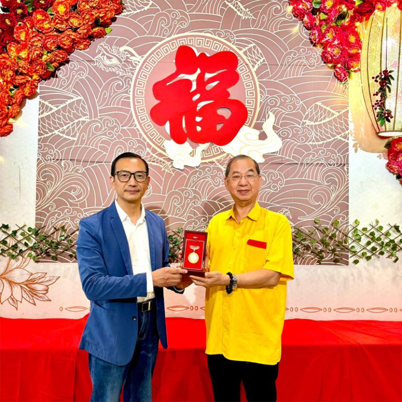 世界创新大会于日前颁发&ldquo; 友谊贡献勋章 &rdquo;于马来西亚汉文化中心主席拿督吳恒灿