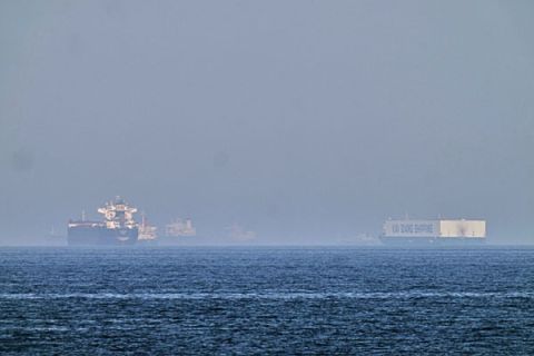 一艘油轮和一艘汽车运输船停泊在荷姆兹海峡附近的阿曼湾海面上。