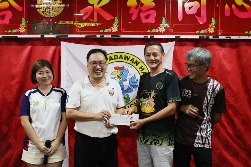 砂行动党实旦宾区国会议员张健仁（左2）即席移交拨款支票予哥打巴达旺捷兔协会主席赖炳光(右2)。左及右分别是纠察李秋仪及张存良。