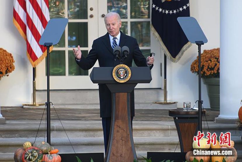 资料图：当地时间11月19日，美国总统拜登接受了任内首次年度例行体检。白宫医生表示，拜登身体状况良好，适合履行总统职责。图为拜登当天下午在白宫出席活动。