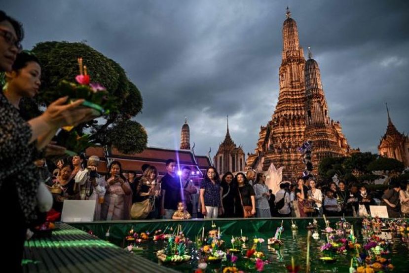 王太后辞世，泰国低调迎水灯节。