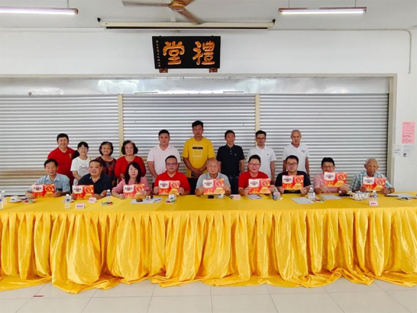 该阁阁长拿督斯里郑正金局绅（前排中）及筹委会主席郑志国（右四）在该阁董事及筹委的陪同下召开新闻发布会，正式推展该阁之五福庆典活动。前排左起为副阁长黄纪清及林德喜、署理阁长房秀芳、秘书长林迪辉，右起为副阁长贝清俊及拿督郑志豪、财政刘俊良。