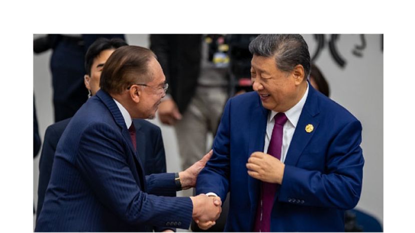 安华与习近平亲切交流。