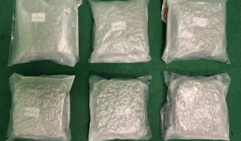 19岁大马青年涉嫌当毒骡  运3公斤大麻花入境香港机场被海关执法人员逮捕