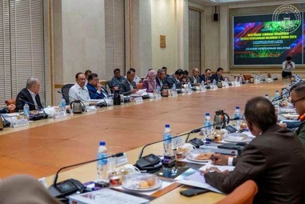 首相安华（左2）主持国家管理理事会会议。