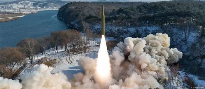 两枚“高超音速导弹”22日从平壤市力浦区向东北方向发射。（示意图）