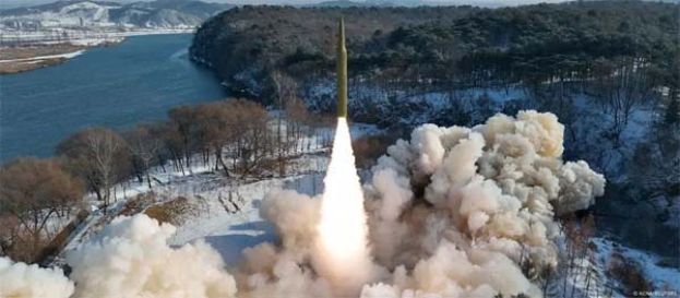 两枚“高超音速导弹”22日从平壤市力浦区向东北方向发射。（示意图）