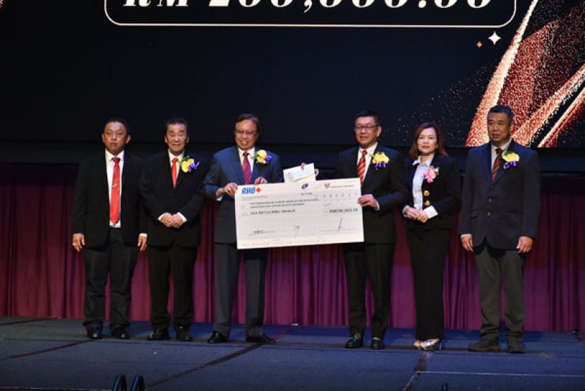 砂拉越总理拿督巴丁宜丹斯里阿邦佐哈里（左三）移交拨款20万令吉给晋汉连省华总作为活动经费，由晋汉连省华总会长拿督黄良杰（右三）接收。左一起为华总青年团团长甲必丹陈德明、晋汉连省华总执行顾问黄张金发。右一为晚宴筹备委员会主席周文盛与华总妇女组主任张慧娇。