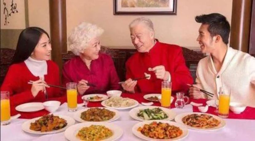 中国社媒现大量&ldquo;假扮父母&rdquo;服务，律师警告或涉法律风险。