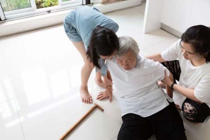 跌倒小心颈部损伤　&ldquo;超人&rdquo; 一摔全身瘫痪