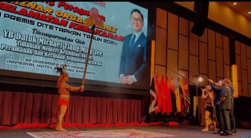 砂地方政府部副部长拿督程明智（右二）为&ldquo;特定建筑消防安全组织研讨会&rdquo;开幕时影。