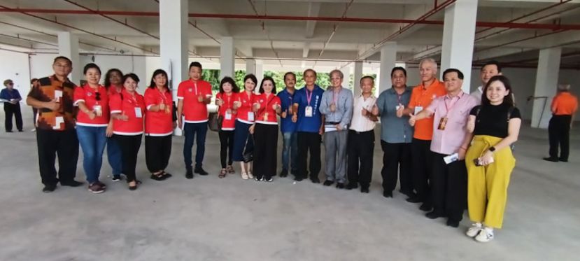 马来西亚福州社团联合总会总会长董仕星（前排右六）与出席参观的团员合照留念。