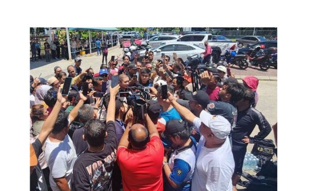 大批媒体聚集在亚庇伊丽莎白女王医院外。