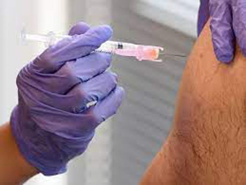 意大利男出奇招带假手打疫苗。