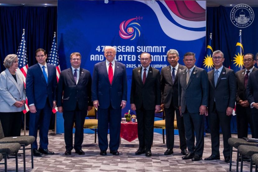 首相安华与美国总统特朗普签署贸易协定后，率领两国官员合影。