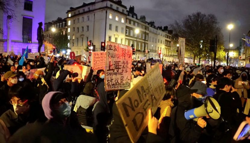 中国民众手拿白纸上街抗议政府严格封控，期间多人被警方强制带走。