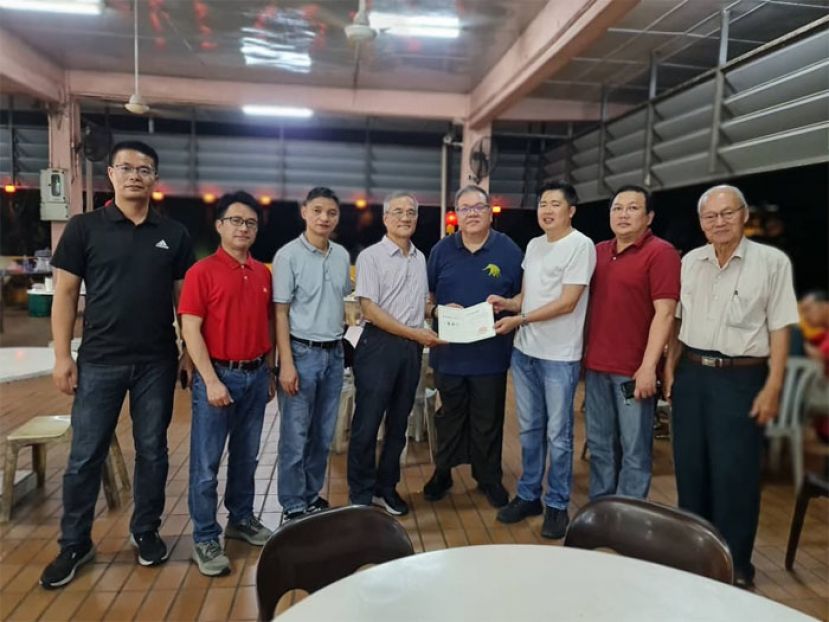 华侨大学原副校长，中国国家社科基金重大项目《海外华人宗教文献资料的收集、整理与研究》首席专家张禹东教授（左四）移交感谢状砂中友好协会秘书长许瑞益（右三）， 砂中友好协会常务副会长拿督黄国辉（右四）。