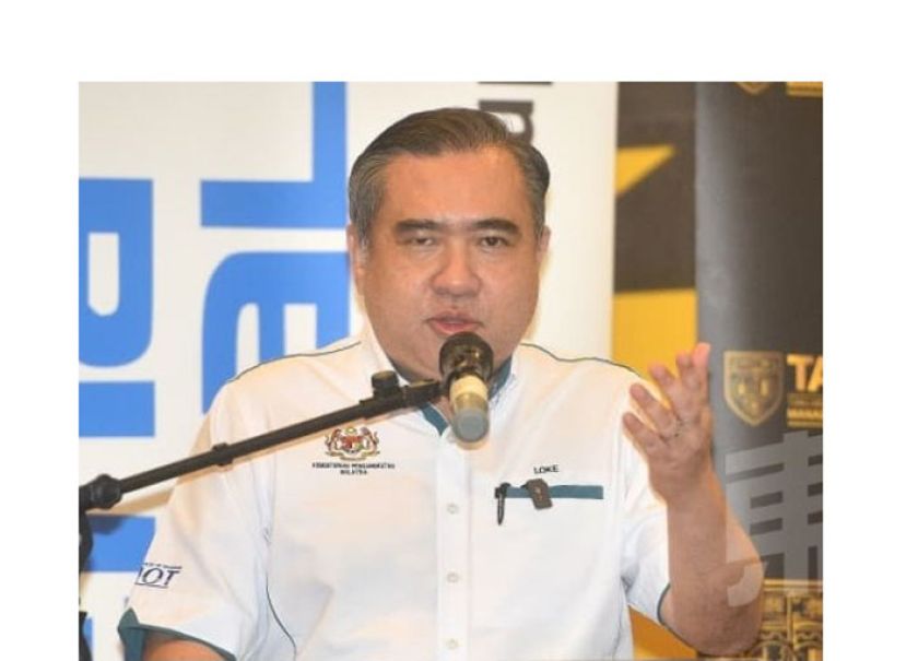 交通部长陆兆福。