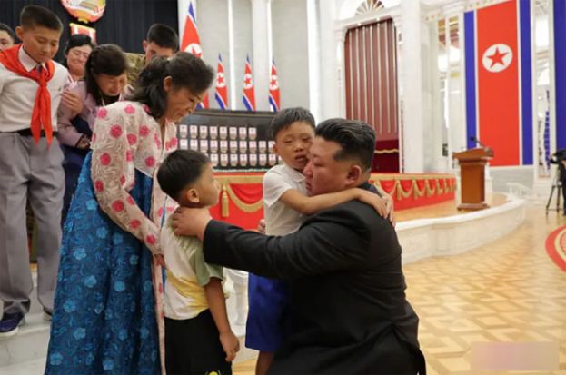 战死士兵的遗属抱著金正恩痛哭。