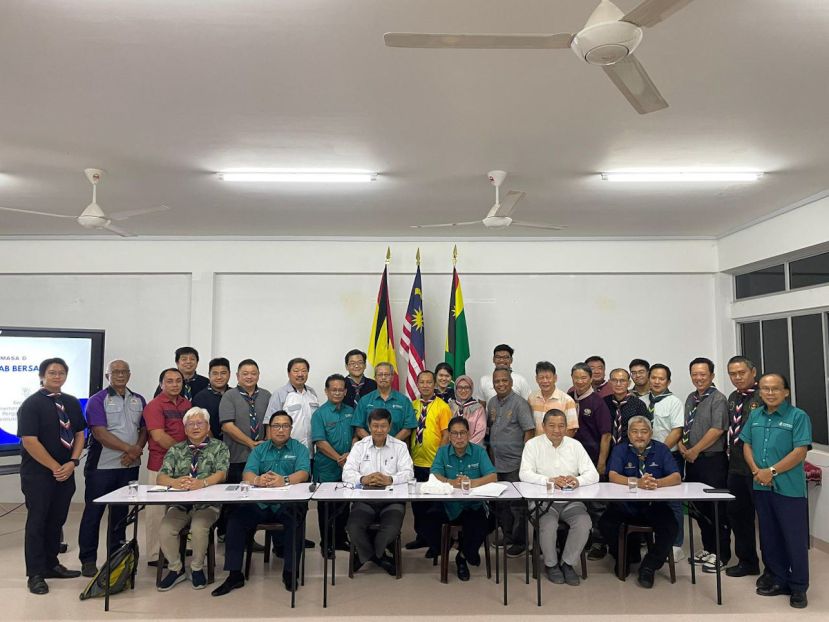 (坐者左起) 林文明、莫哈末莎菲礼、莫哈末辛、扎玛尼、佐玛亚及拉尼，与研讨会参与者合影。