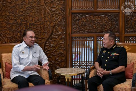 首相安华(左)接见反贪会首席专员阿都哈林。