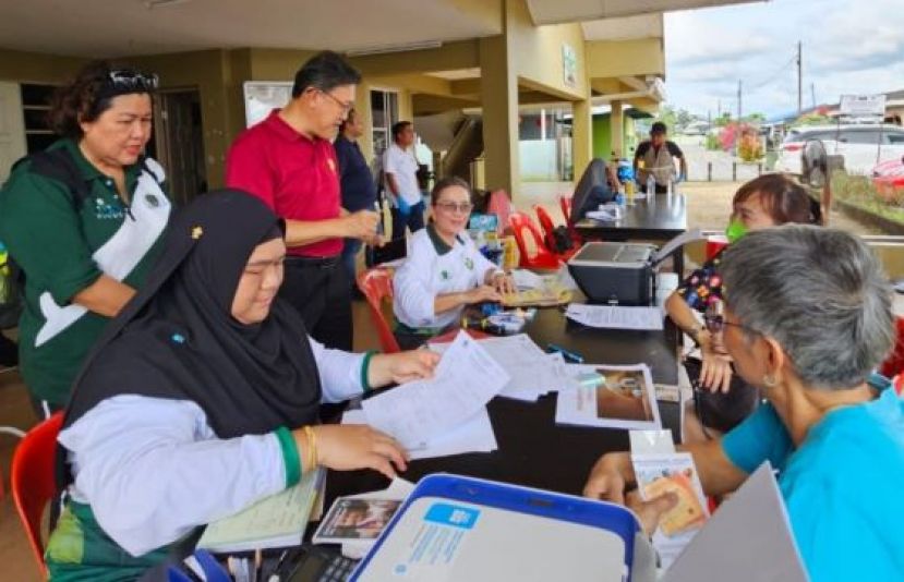 薛华东（站者左2）与主办当局人员及狗主交流；左为甲必丹何月明。