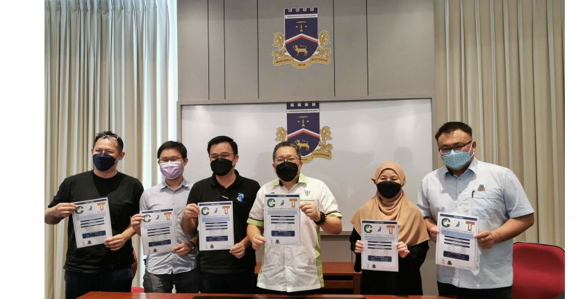 众人于新闻发布会上合影，右3为古晋南市市长拿督黄鸿圣及左3为马来西亚建筑师协会砂分会主席蔡世荣。