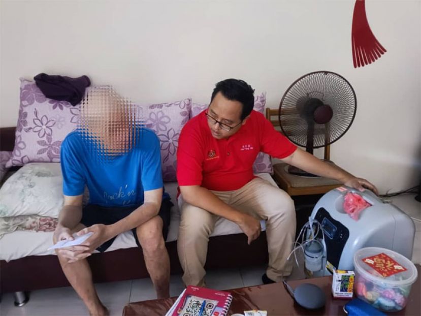 选民每月需自费租借制氧机进行居家疗程。右为古晋市国会议员俞利文的助理陈方其。