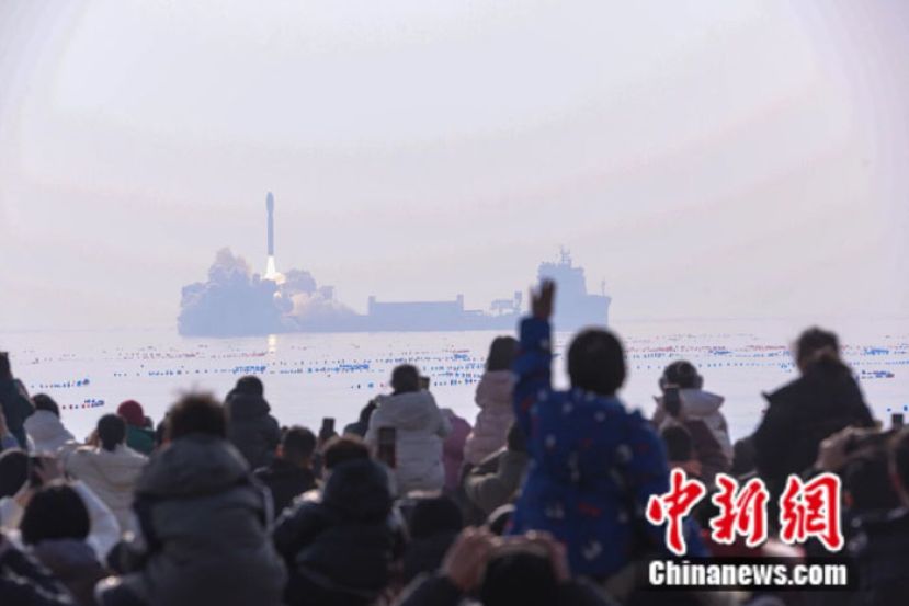 2025年1月13日，山东海阳，大量游客近距离观看海上火箭发射。 