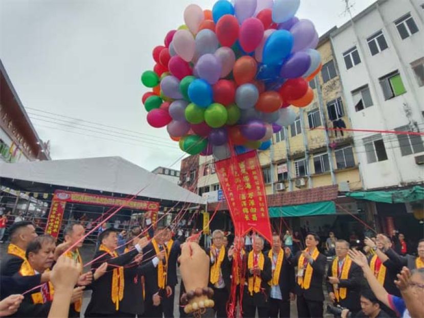 众嘉宾一同进行彩球升空礼时摄。