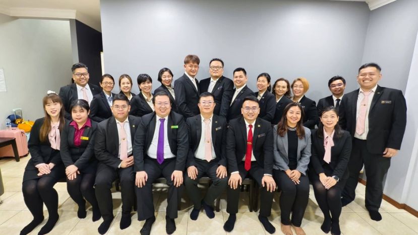 青运砂拉越分会口才圈第三期基础班理事与一众星级讲师合影。 前排左起：王爱芬、黄宛樱、张見瑆（第三期基础班主任）、谢乙豪、刘世杰、林恬仪（顾问）、筱妮、黄巧珍（局副主任）。