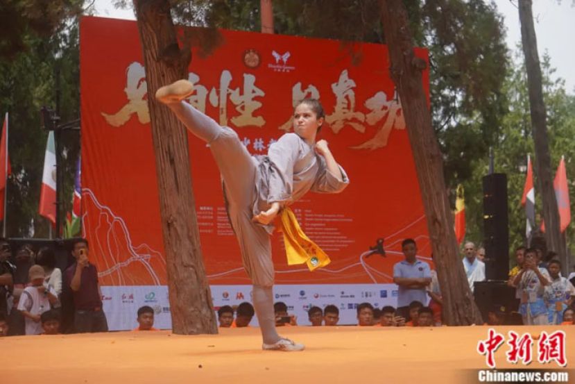 2024年7月13日，河南登封，少林功夫展演在嵩山少林寺山门前举行。图为海外习练少林功夫者展示少林拳法。