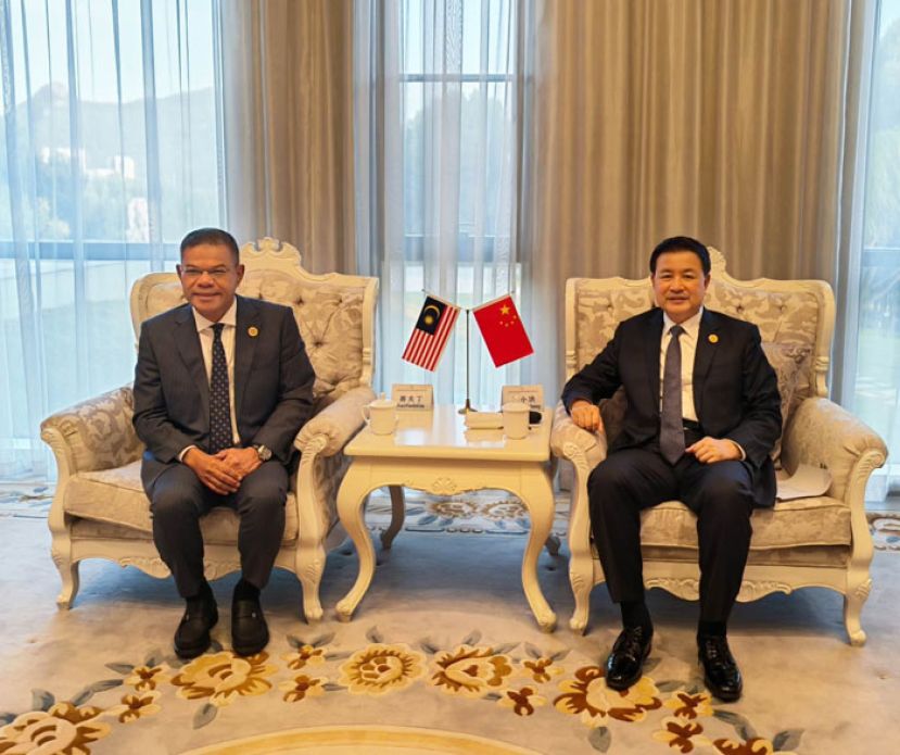 大马内政部长赛夫丁(左)与公安部部长王小洪进行会晤。