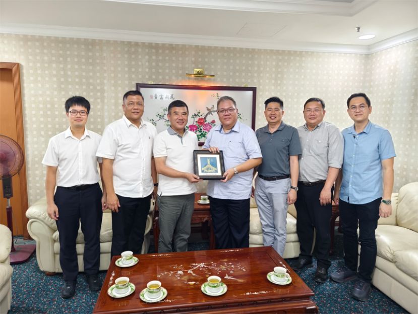 福建省泉州市人大常委会副秘书长肖朝晖（左三）赠送纪念品予砂中友好协会常务副会长拿督黄国辉（右四）。左一为泉州市人民政府办公室副科长徐伟新、古晋南市市议员蔡佑龙。右一为砂中友好协会委员陈铭、财政王运才博士、秘书长许瑞益。