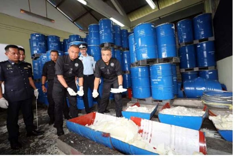 ●警方展示起获的“毒蜡”。