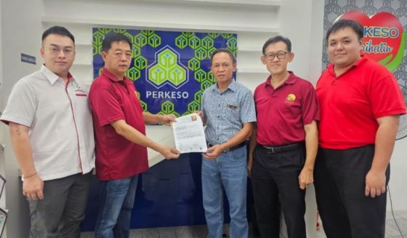 许义华（左2）移交设社险服务柜台邀请函予社险砂局长陈邦正；左是田升宏、右起为许伟良、薛华东。