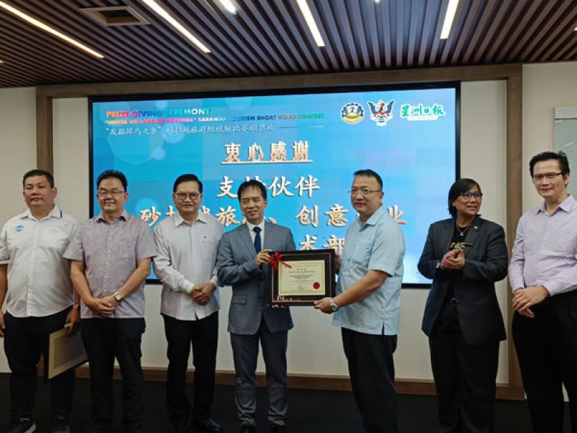 砂中总秘书拿督蔡文铎（右三）颁发感谢状予颁奖嘉宾砂旅游丶创意产业及表演艺术部常务秘书拿督许赞麒（左五）。左一起为古晋影视与出版协会主席陈小文、砂中总数字经济主任田松茂、副会长拿督吴标生博士，右一起为副财政何修华与砂旅游局首席执行员莎扎。