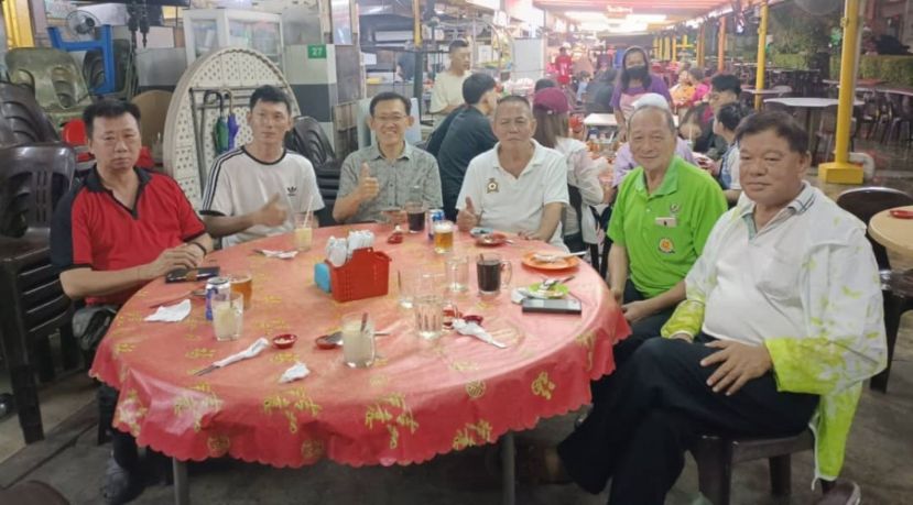 薛华东（左3）联袂古晋老巴刹民众联谊会款待中国黑龙江专拍摄旅游视频青年权威（左2）；右3起为甲必丹林传政、孙守生、陈中兴；左是吕世新。