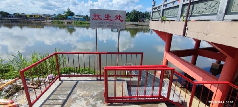 位于石角广龙宫庙前兴建的放生平台外观。