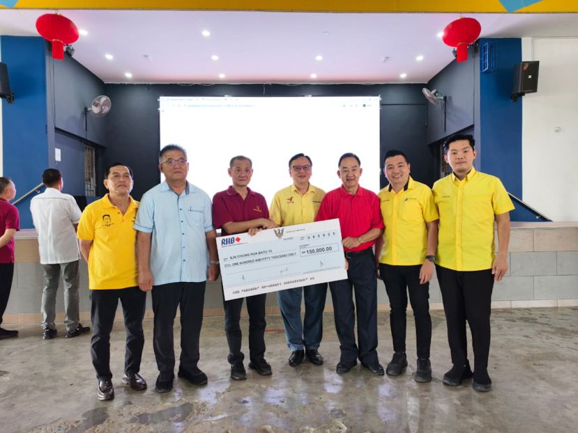 峇都吉当区议员拿督罗克强(左四)移交拨款给予十哩社区安全及发展委员会主席甲必丹林应国(左三)。左起为十哩社区安全及发展委员会理事刘应坡及十哩中公校董会主席本固鲁林应发；右起砂人联党十哩分部执委李欲熙、巴达旺市议员庄育华及巴达旺市议员林良纪。