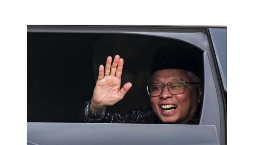 前首相依斯迈沙比里抵达反贪会总部，向媒体挥手致意。