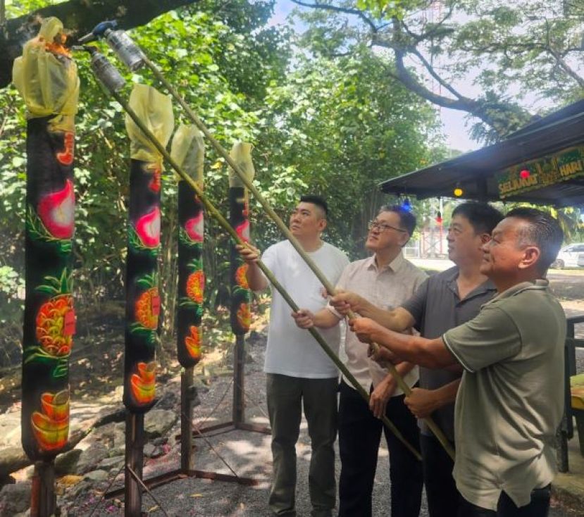  坐落古晋实仁甲大桥底下供奉拿督公的苏丹宫，于昨日（21日）举行庆祝开斋节敬拜拿督公仪式，邀请北市行政委员薛华东（左2）主宾，联袂嘉宾古晋毕打拿忠福宫主席许义华（右2）与理事及信众参与点龙香隆重祭祀仪式，以答谢神恩。