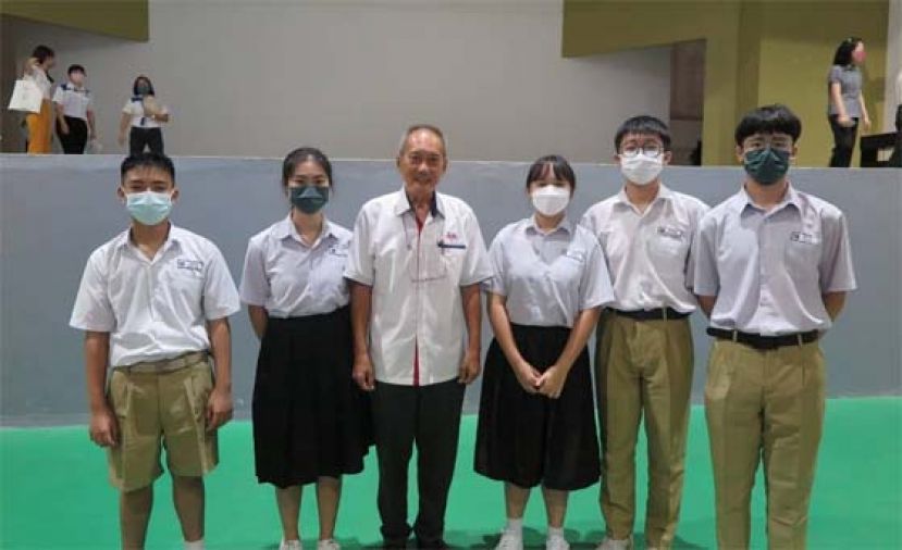 中中校董会署理主席高伟宁和来自新尧弯的学生合影。