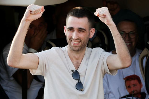 欧尔被抓到加沙之后，遭单独关押2年多，体重下滑30%至40%。