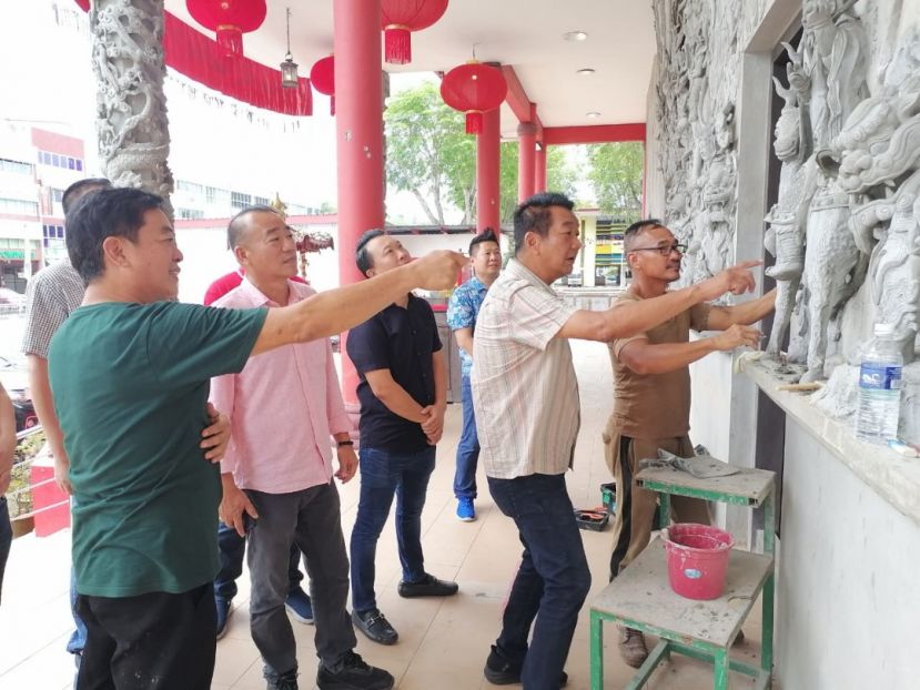  沙巴暨納闽圣公文化傳承委员会总会长杨文吉（左2）、署理主席拿督杨汉生（右2）等人，参观古晋毕打拿忠福宫大门墙壁正赶工各路神仙浮雕工程；左为该庙主席许义华。