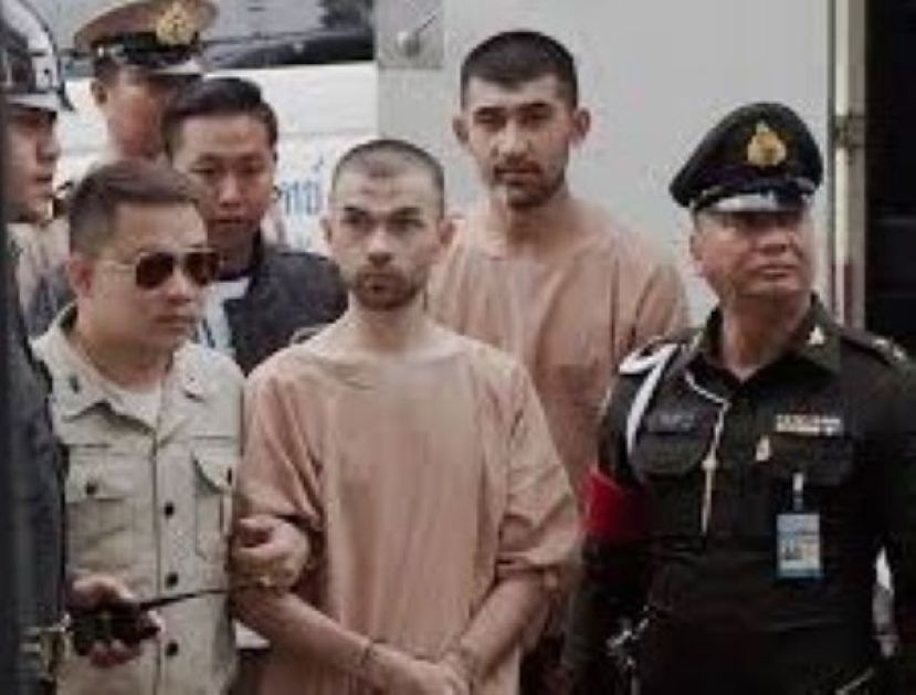  两名涉案的中国维吾尔族男子比拉尔穆罕默德(右3）和尤素夫米挨拉伊利（右2）。