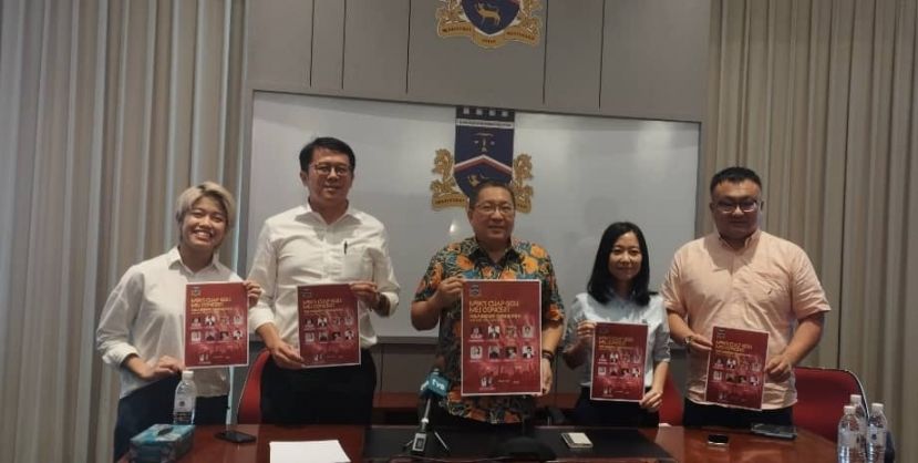 南市市长拿督黄鸿圣（中）展示演唱海报时摄。